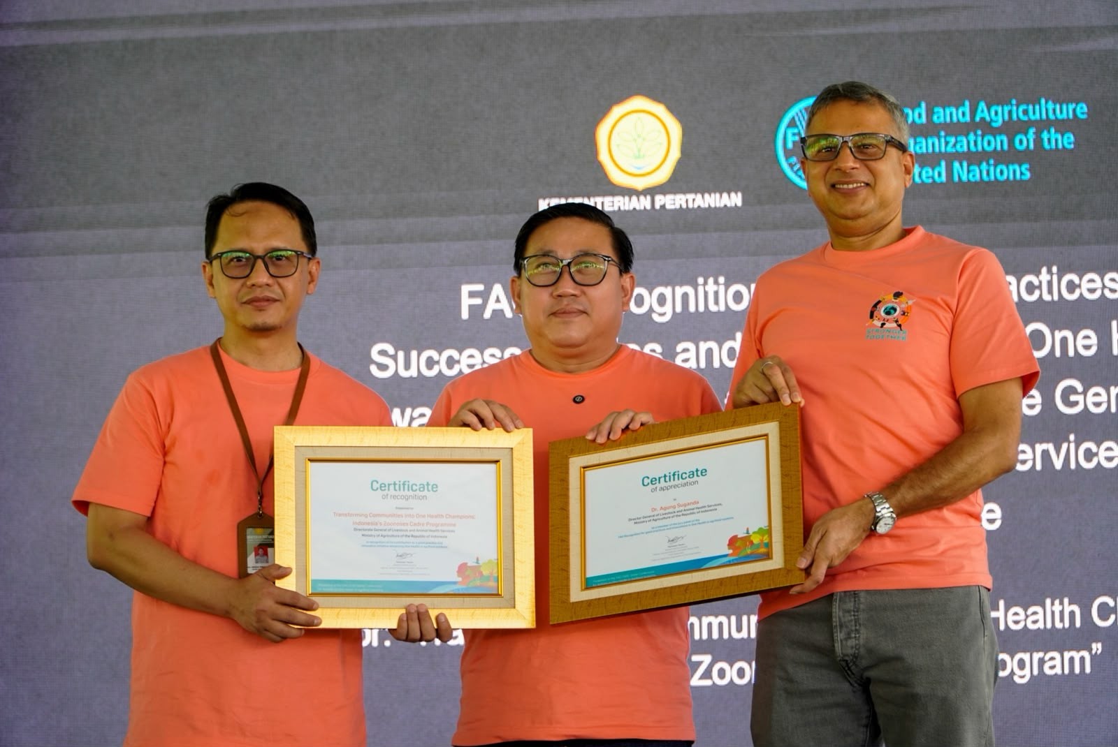 FAO Serahkan Apresiasi One Health kepada Kementan atas Inovasi Kader Zoonosis